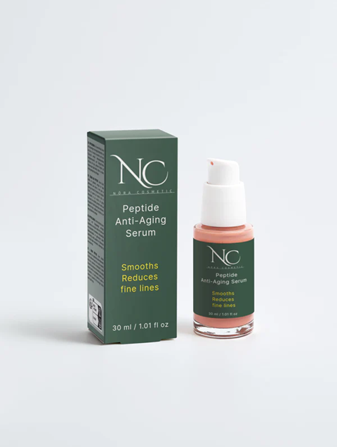 Zöld doboz és fehér pumpás üveg peptid anti-aging szérum, letisztult fehér háttér előtt.