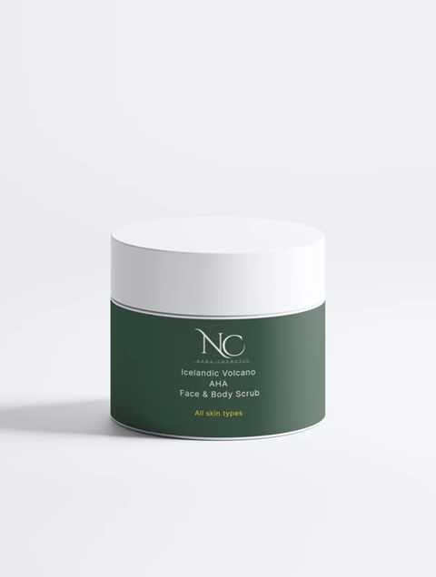 Zöld-fehér kozmetikai tégely, felirattal „NC Icelandic Volcanic AHA Face & Body Scrub”.