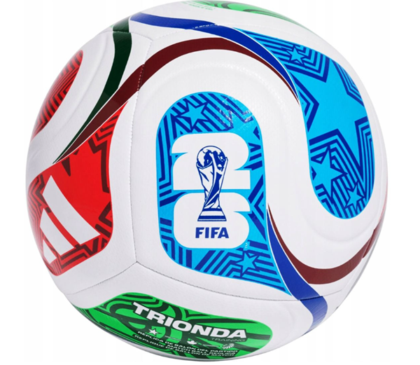 Fehér, kék és piros mintás FIFA logós futballlabda zöld részletekkel, közelről, fehér háttéren.