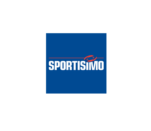 Kék négyzeten a SPORTISIMO felirat piros-fehér logóval, fehér háttér előtt.