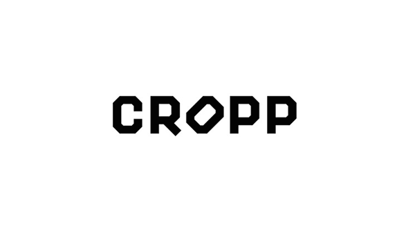 Fekete, blokkos CROPP felirat fehér háttéren, középen elhelyezve.