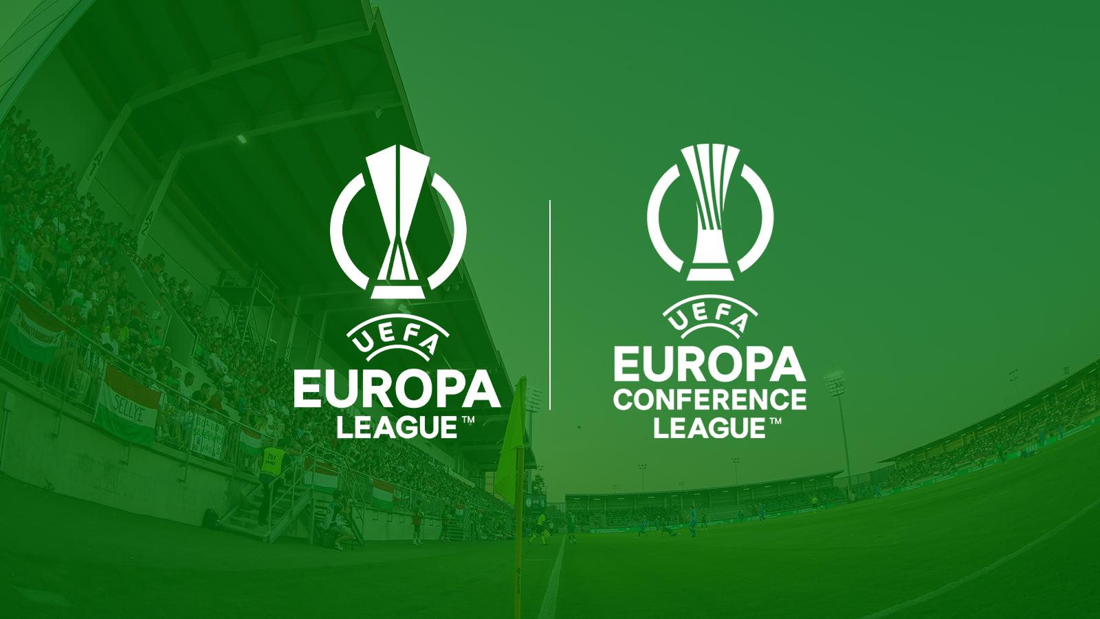 UEFA Európa Liga és Európa Konferencia Liga logói zöld háttéren, stadionrészlettel.