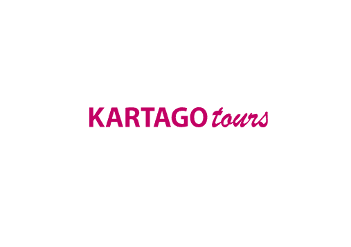 Fukszia színű KARTAGO tours felirat fehér háttéren, középen elhelyezve, letisztult dizájnnal.