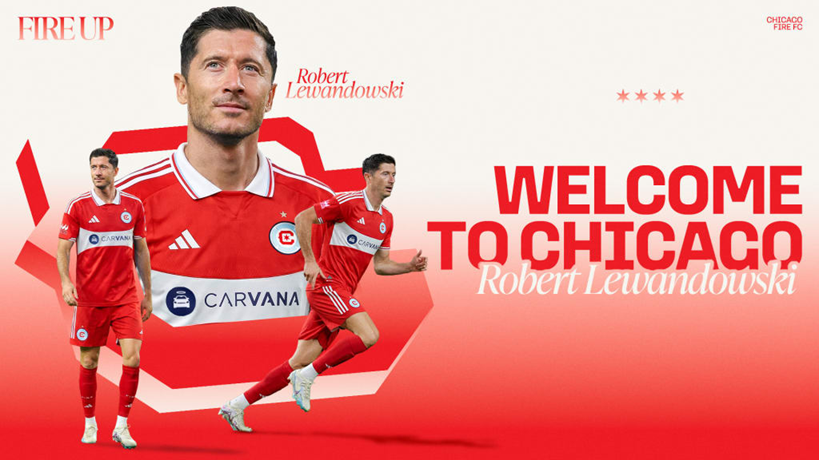 Piros futballmezes játékosok, Robert Lewandowski felirat, Welcome to Chicago háttérrel, piros-fehér grafika.