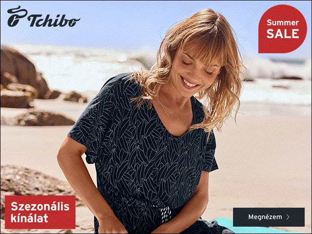 Mosolygó nő a tengerparton, kék mintás ruhában, Tchibo és Summer SALE feliratokkal.