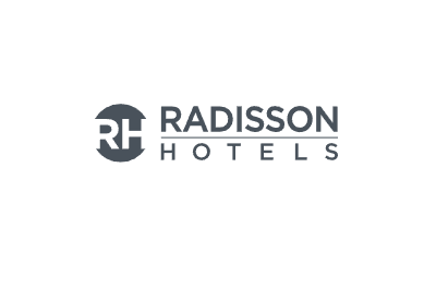 Radisson Hotels logó, stilizált RH monogrammal és „RADISSON HOTELS” felirattal fehér háttéren.